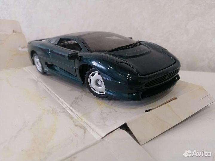 Jaguar xj 220