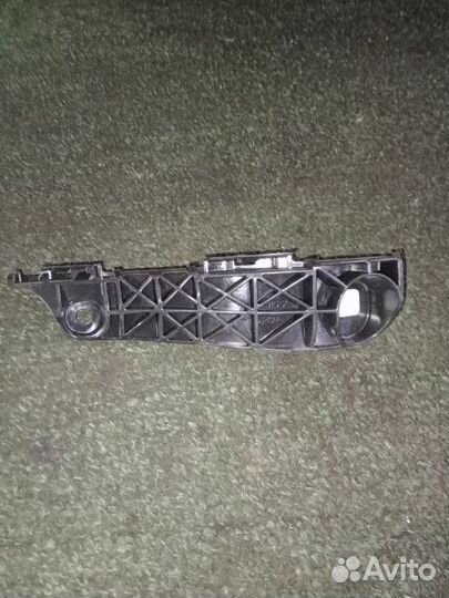 Крепление бампера Toyota Rav4