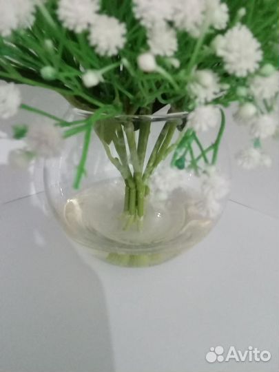 Искусственные цветы в имитации воды