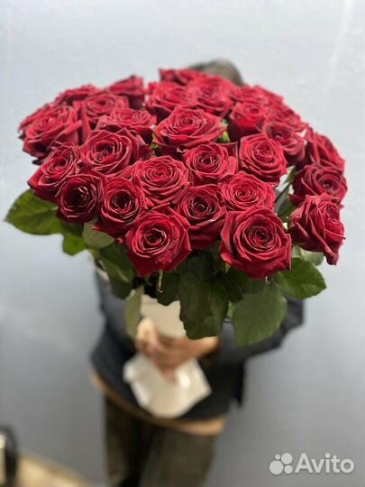 Букет из 31 высокой красной розы