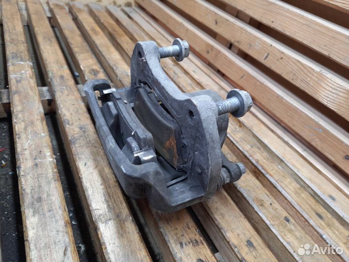 Суппорт тормозной передний левый Opel Astra J 2012