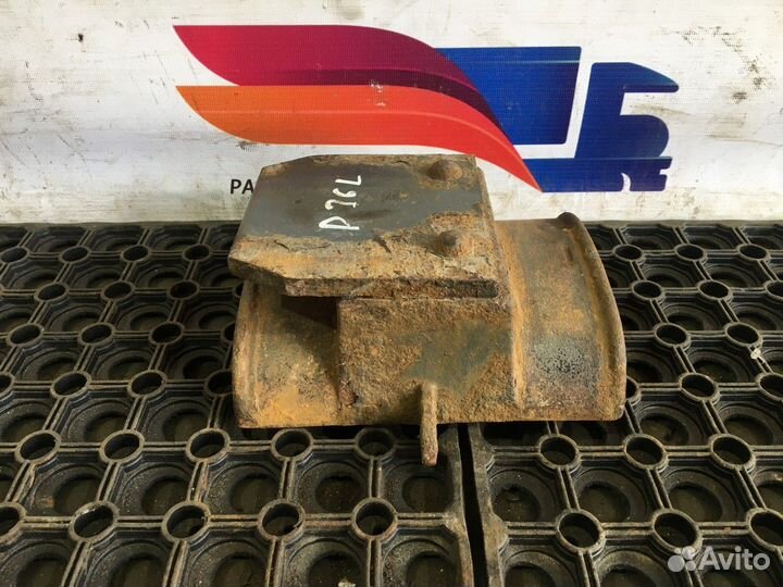 1268400 Проставка стремянки рессоры