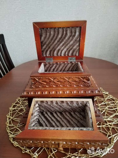 Деревянная шкатулка