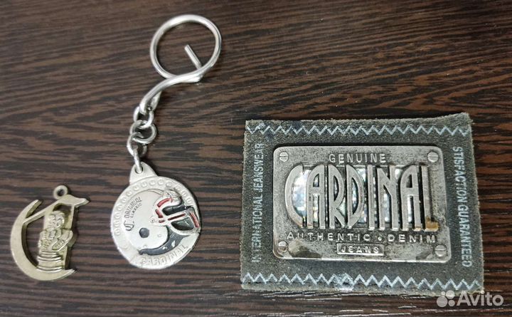 Шильдик, брелок, подвес от джинс Cardinal