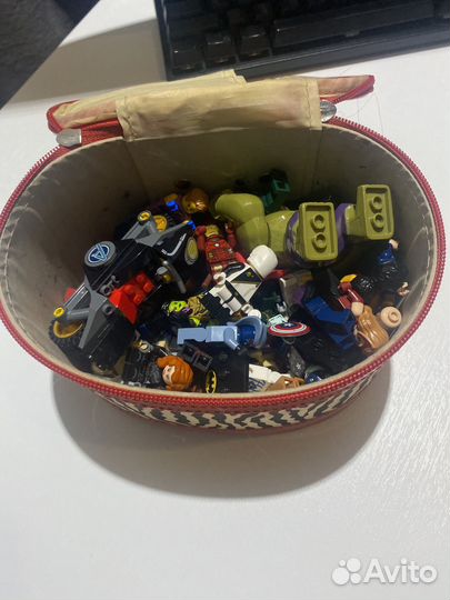 Контейнер лего и минифигурки марвел