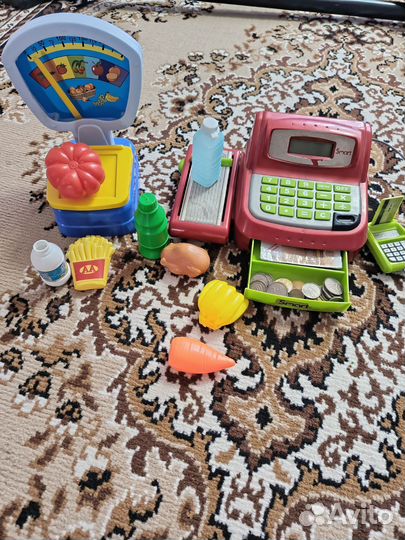 Детская касса с деньгами и фруктами