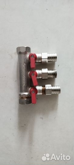 Коллектор с отсекающими шаровыми кранами 3 выхода