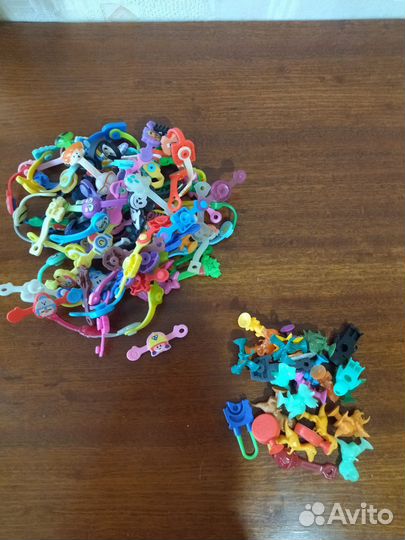 Фишки, карточки игровые, скрепыши и динозавры