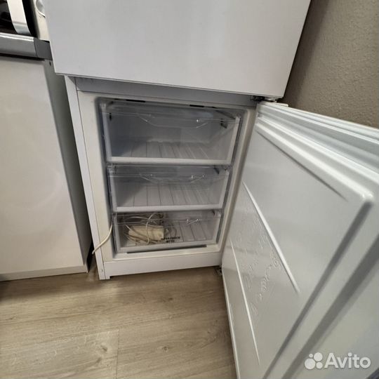 Холодильник indesitна запчасти