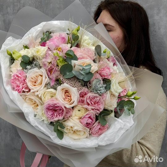 Нежный букет цветов с пионовидными розами