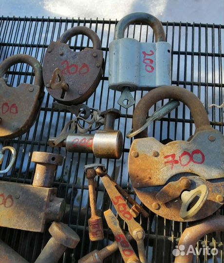Старинные навесные замки