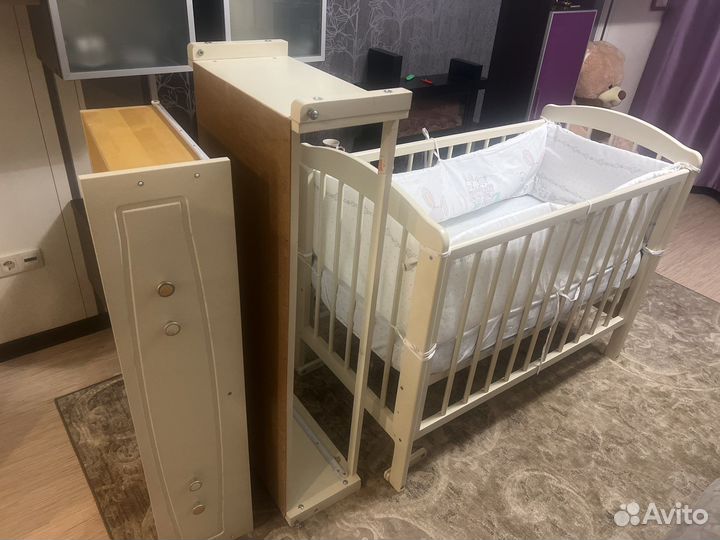 Детская кроватка с маятником