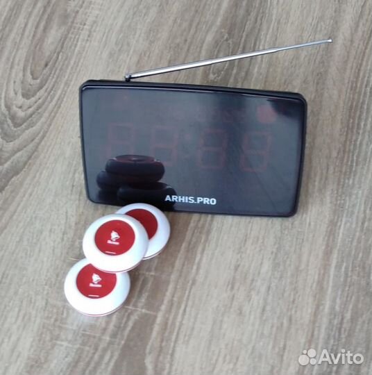 Кнпока вызова официанта и табло отображения вызова