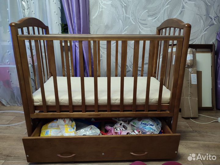 Детская кроватка с маятником и ящиком