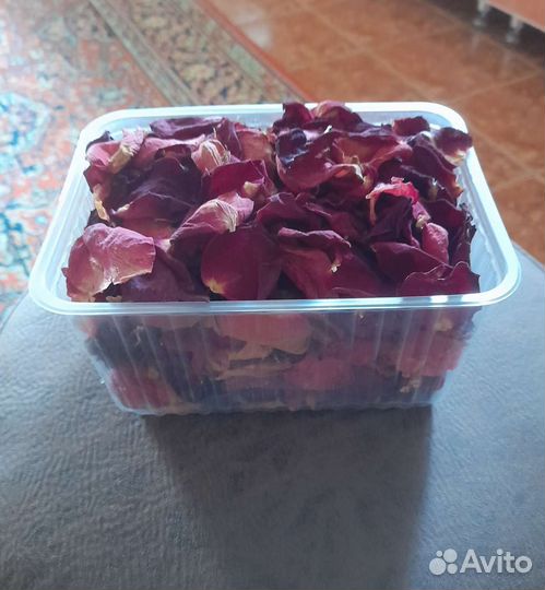 Лепестки роз