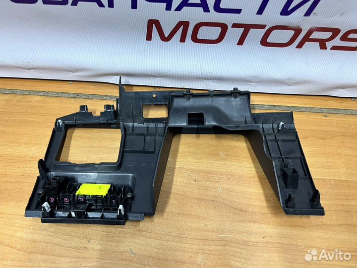 Накладка торпедо подрулевая Nissan Tiida C11