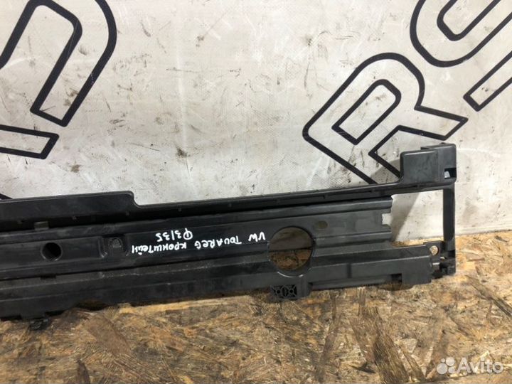 Кронштейн левый Volkswagen Touareg 2