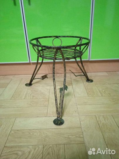 Подставка под цветы металлическая