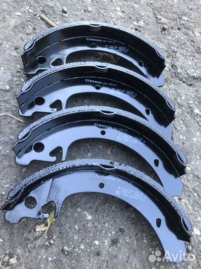 Тормозные колодки задние новые Гранда без абс