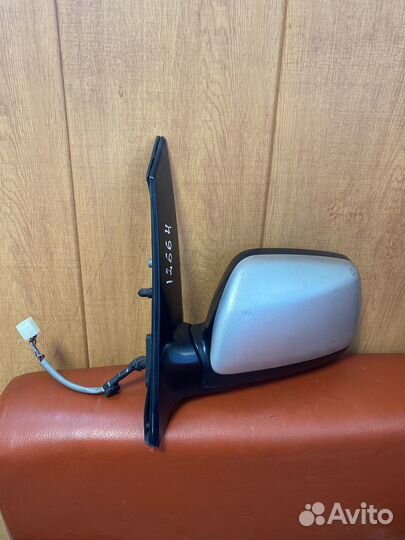 Toyota avensis verso левое боковое зеркало