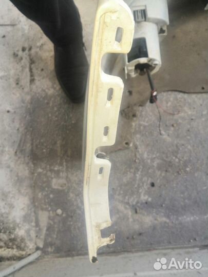 Бампер Ниссан Серена