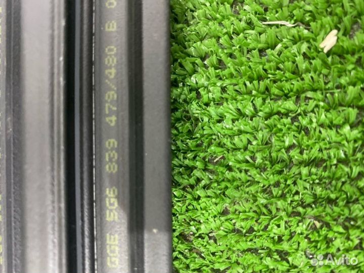 Уплотнитель стекла двери задний Volkswagen Golf