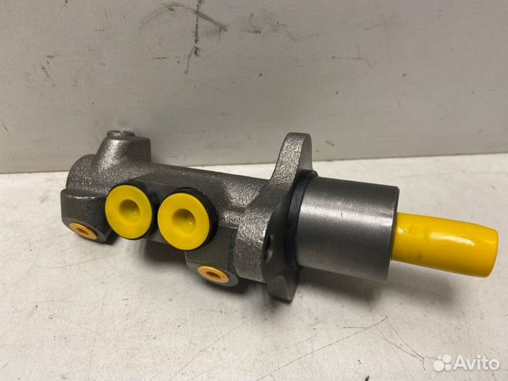 Цилиндр тормозной главный Volkswagen Passat B4