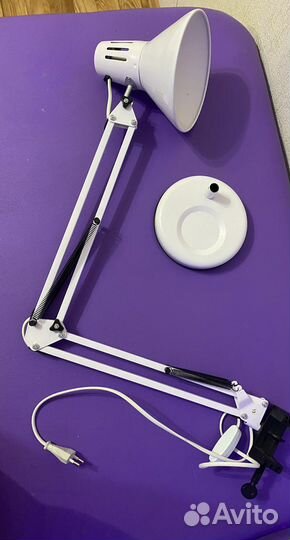 Лампа настольная белая