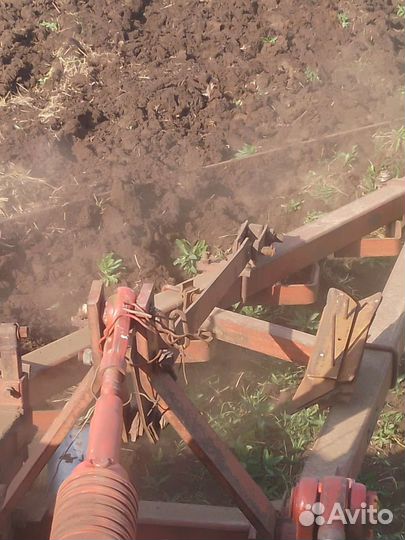 Пахота земли трактором К 701 с навесные плугом