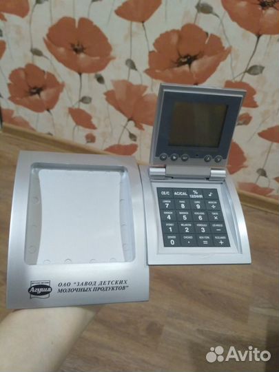 Калькулятор-часы на подставке