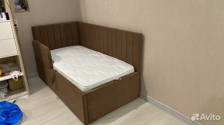 Детская кровать, диван с мягкими спинками