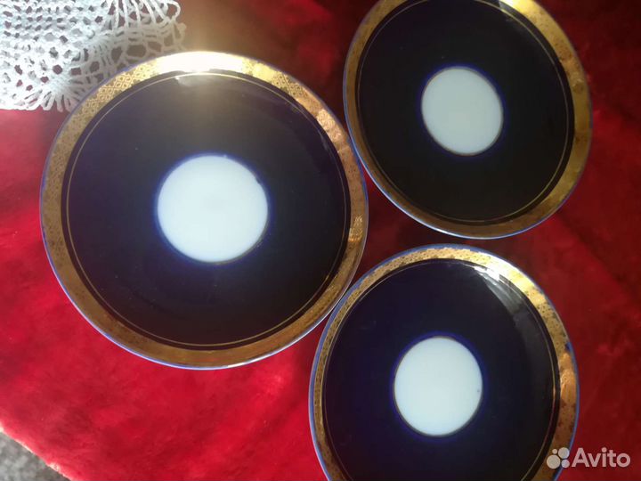 Заварочный чайник, чайная пара, блюдца, тарелки