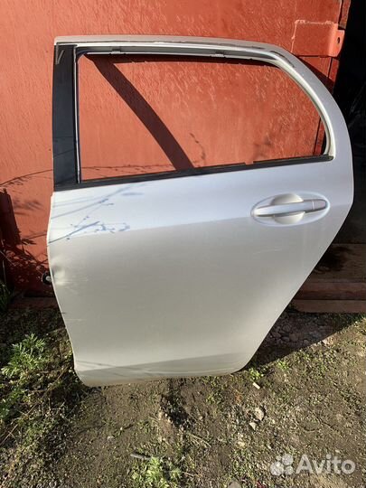 Продам заднюю левую дверь Toyota vitz ksp90