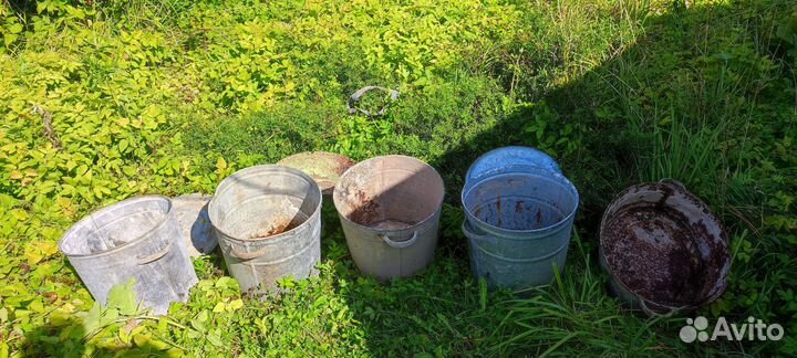 Для дачи 4 бачка 30л и два тазика с ручками