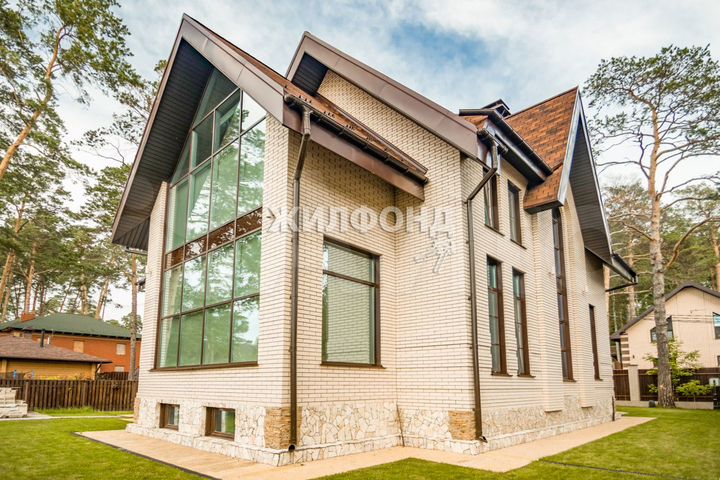 Коттедж 333 м² на участке 6 сот.