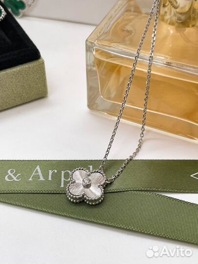 Золотой кулон Van Cleef