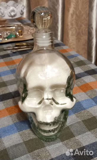 Графин в форме черепа