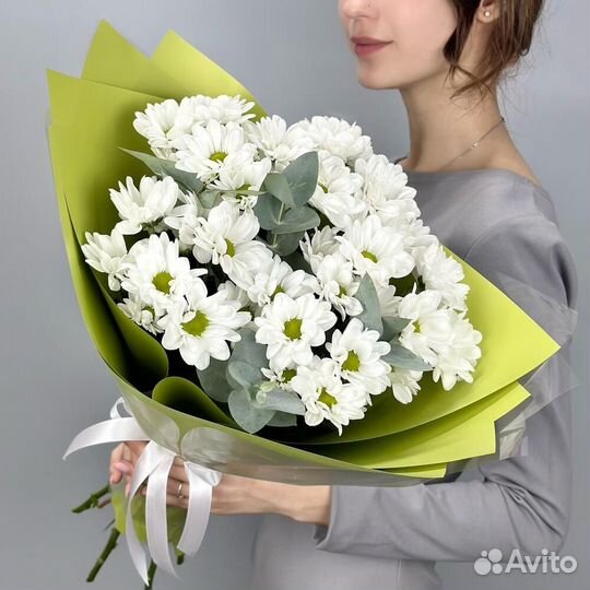 Букет кустовых ромашковидных хризантем с эвкалипто