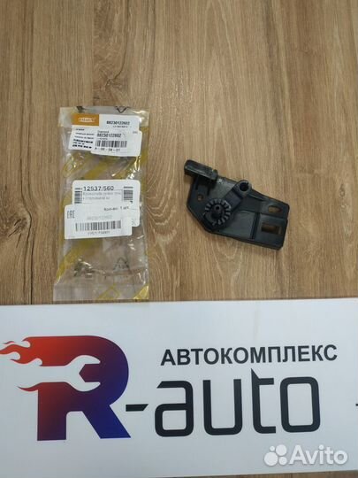 Кронштейн ручки открывания капота 1J1823633A