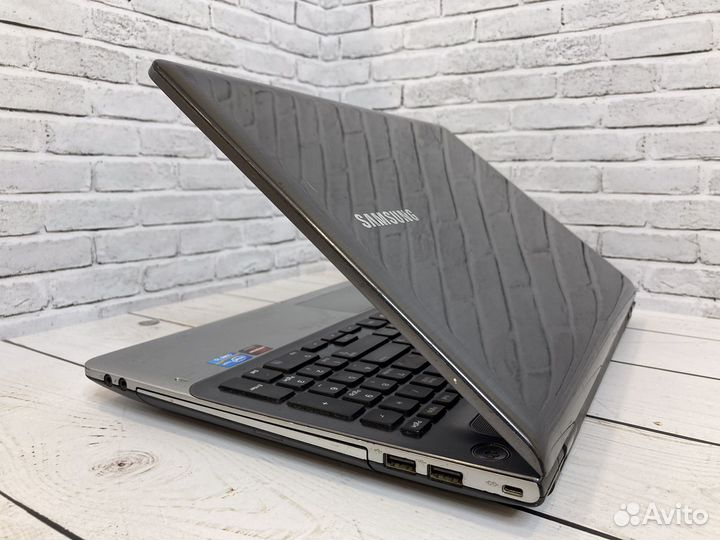 Игровой ноутбук Samsung i5/8gb/SSD/2gb видео/гаран