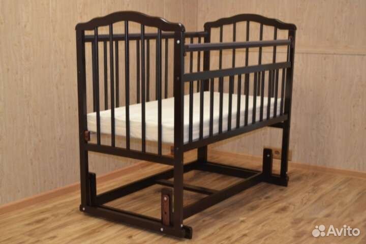 Детская кроватка с маятником