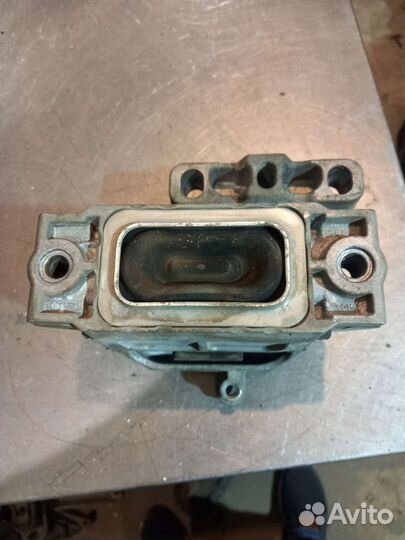 Подушка крепления двигателя VW Jetta 5