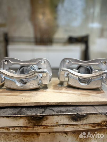Комплект передних тормозных суппортов