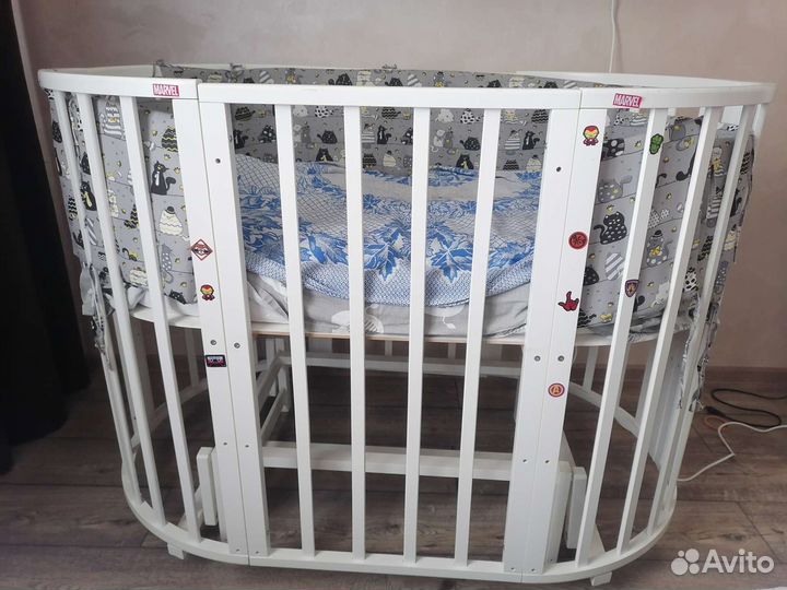 Детская кроватка с маятником