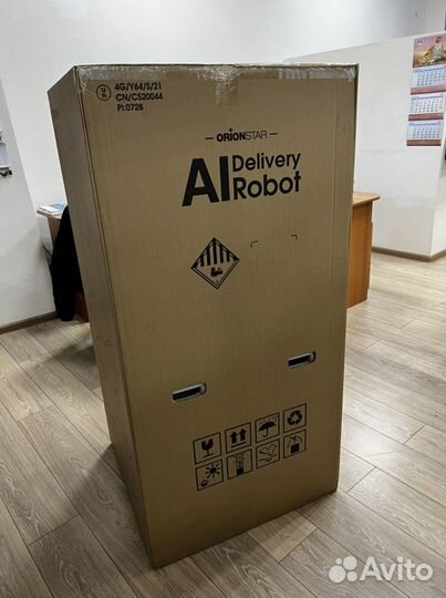 Робот официант Lucki