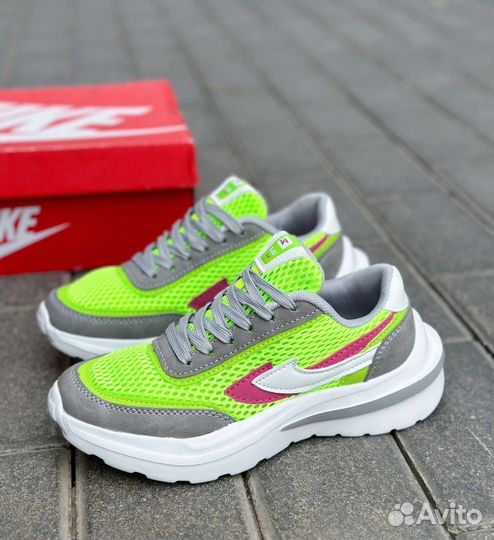 Кроссовки женские