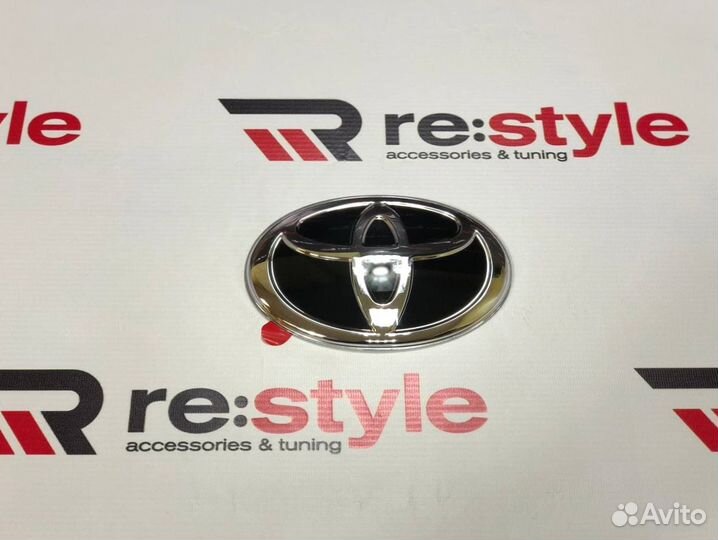 Эмблема в решетку Toyota Camry 40 S805