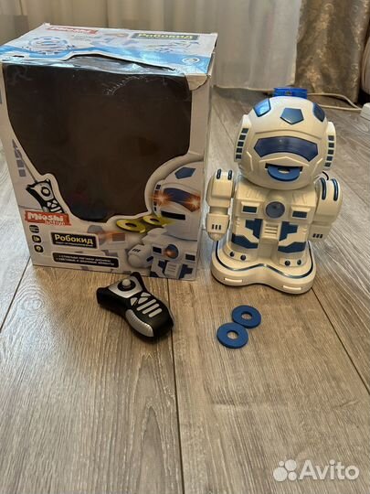 Робот Mioshi Active на пульте управления