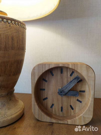 Настольные часы из дерева