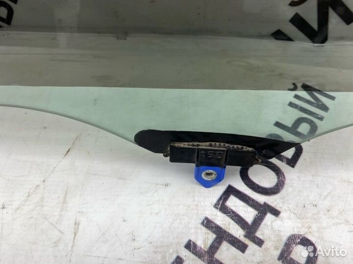 Стекло двери переднее левое Toyota Camry 70